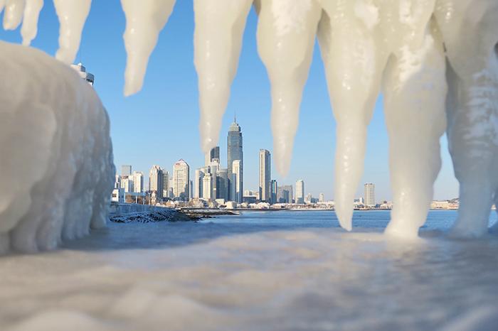 煙臺海濱凍成冰雪世界