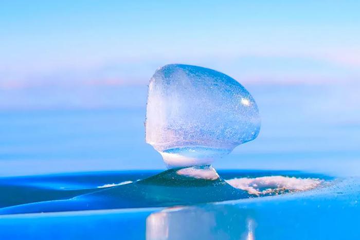 賽里木湖晶瑩湖面夢幻迷人 