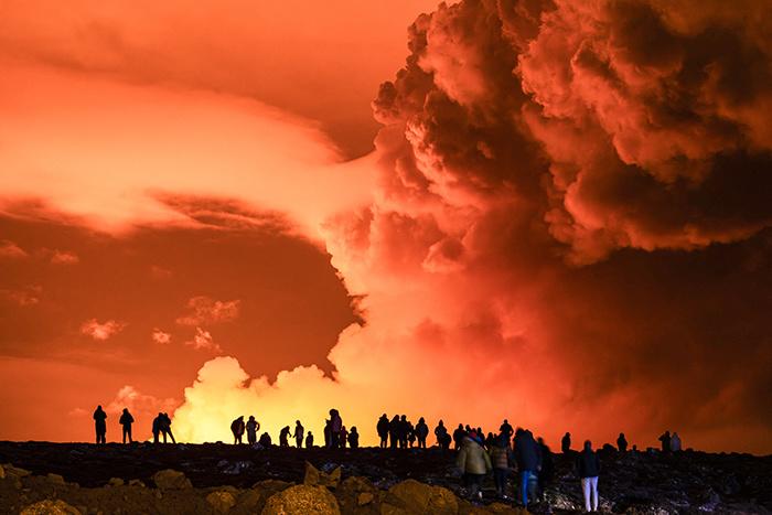 冰島火山噴發(fā) 巖漿映紅夜空