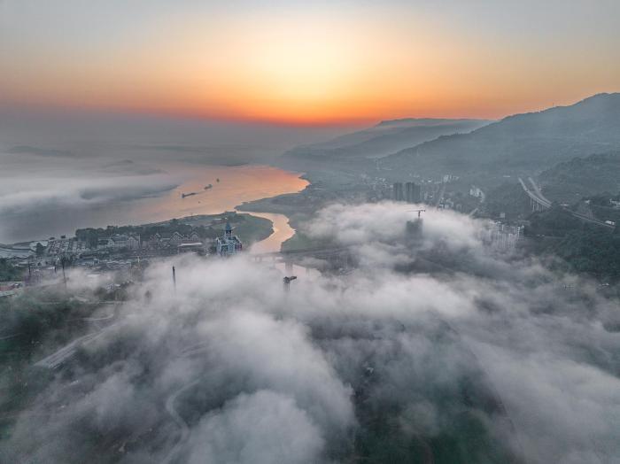 三峽庫區(qū)沿江小鎮(zhèn)現(xiàn)平流霧壯美景觀