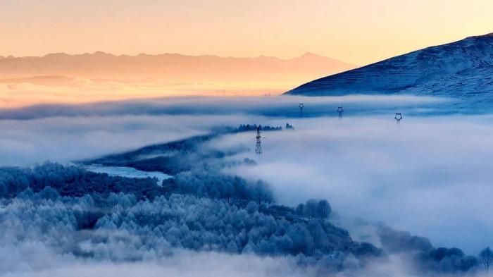 青海門源現(xiàn)山黛霽雪水畔霧凇美景